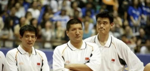 巴特尔与巩晓彬关系深厚,几乎每次都走在一起,坐在一起,他们的友情让人动容,这次男篮元老大咖齐聚兰州引发关注