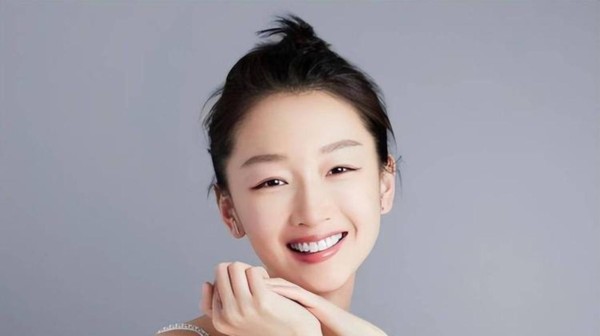 嫁给导演的女明星们年轻时个个貌美如花，陈红美得像玫瑰花般迷人，徐帆蒋勤勤周韵同样风采动人