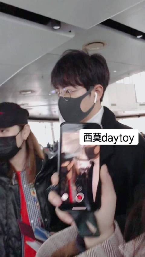 默默地把登机口引导牌摆正真的太可爱了~xz