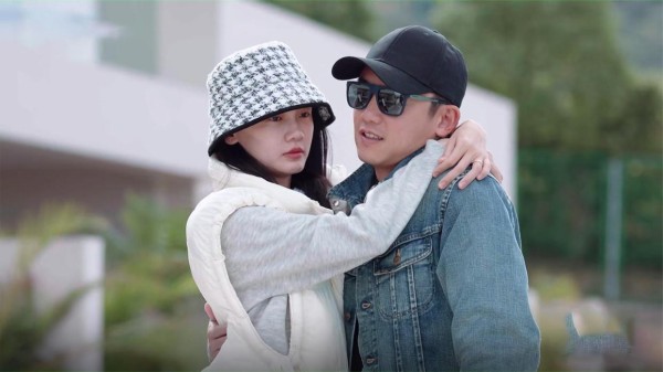 郑恺苗苗影院被偶遇，神同步步伐超甜蜜，恩爱背后啥门道