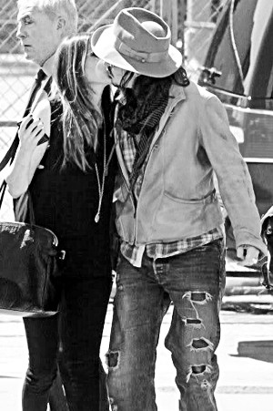 德普街头拥吻女公关 正牌法国女友不生气