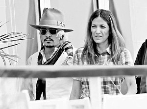 德普街头拥吻女公关