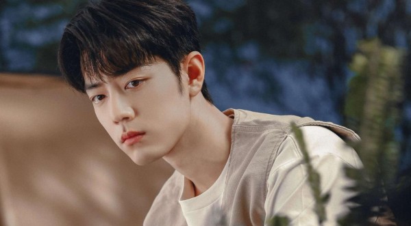 明星也有烟火气,肖战带父母现身李健演唱会,被夸孝子接地气