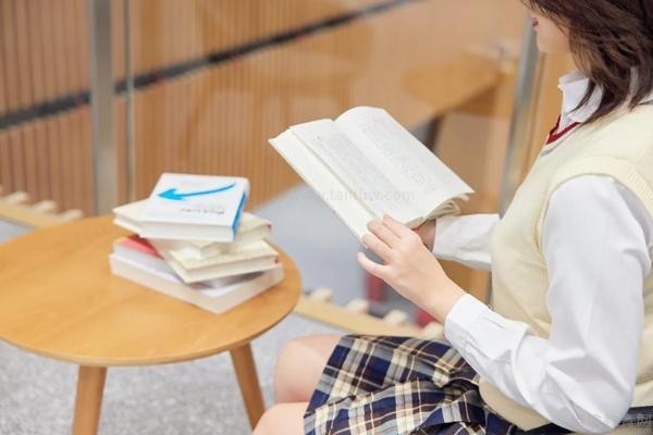 认真学习的考研学子