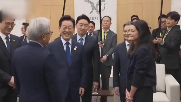 黄仁勋携女会晤李在明,双方互动引全场爆笑