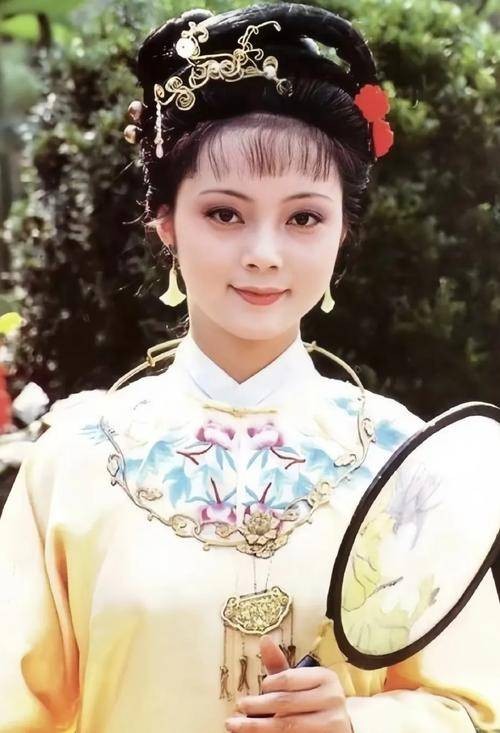 贾母说薛宝钗的屋子像雪洞，这暗示了什么？