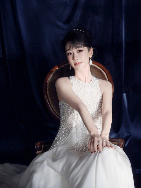 杨紫盘发造型甜美贵气。