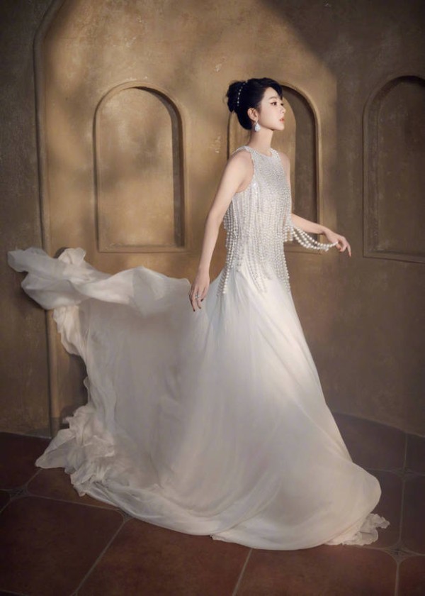 杨紫裙摆飘逸,仙气十足。