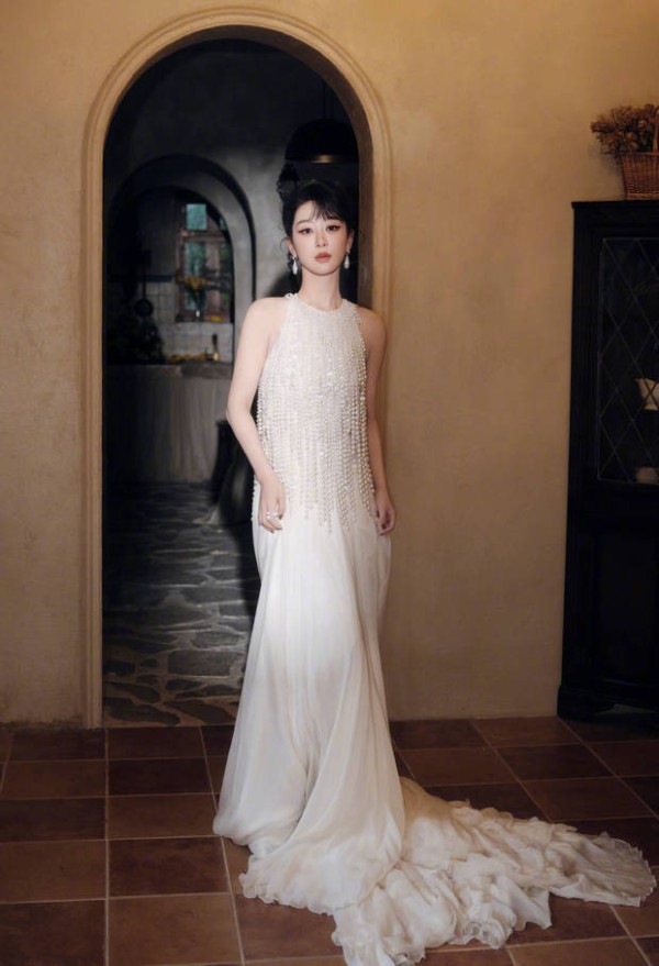 杨紫身材窈窕。