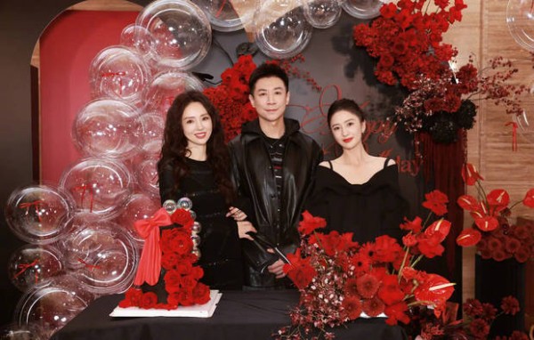 张维伊剪了短发,站在董璇和佟丽娅两个美女中间拍照。