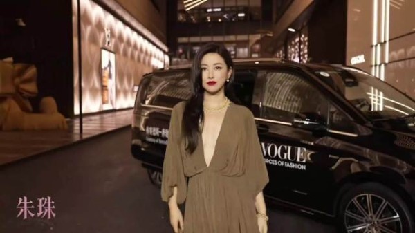 朱珠穿深V礼服下车,一弯腰摄影师直怼胸前,真空上阵太犯规!