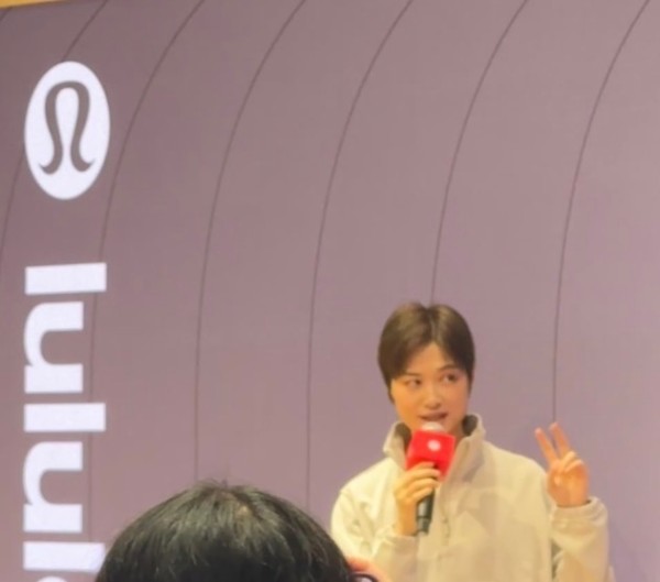 “解锁四叶草很开心”,李宇春首次亮相进博会,粉丝让品牌赶紧上同款衣服链接