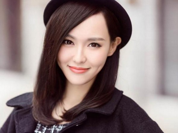 赵丽颖穿“老爹鞋”显腿短,唐嫣穿“弹簧鞋”像P图,都不好看!