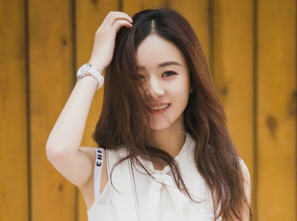 赵丽颖穿“老爹鞋”显腿短,唐嫣穿“弹簧鞋”像P图,都不好看!