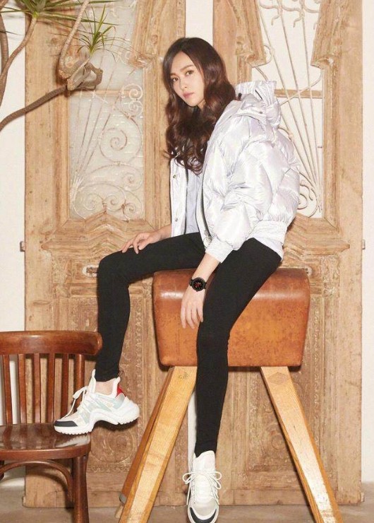 赵丽颖穿“老爹鞋”显腿短,唐嫣穿“弹簧鞋”像P图,都不好看!