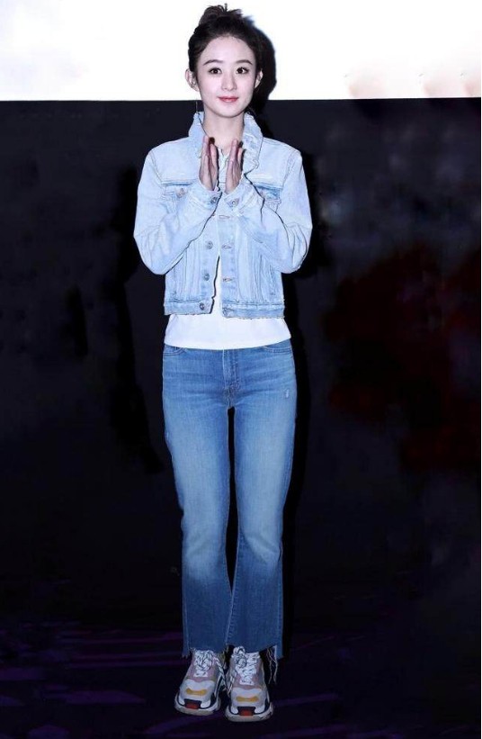 赵丽颖穿“老爹鞋”显腿短,唐嫣穿“弹簧鞋”像P图,都不好看!