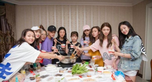 杨超越今日工作行程曝光,火箭少女101成员纷纷忙碌,粉丝质疑团队管理是否松懈