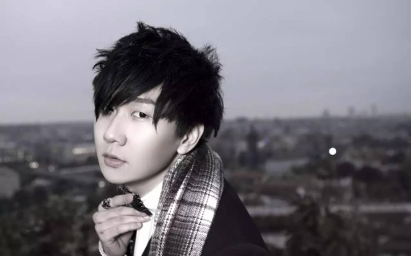 他家世不比王思聪差,人品却是明星和富二代的榜样