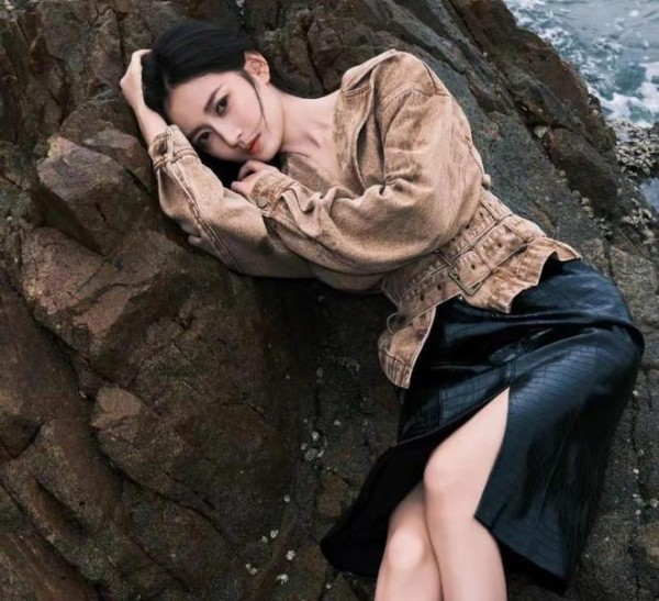 陈钰琪彻底走上少妇之路,黑皮短裙搭配牛仔西服美出新高度!