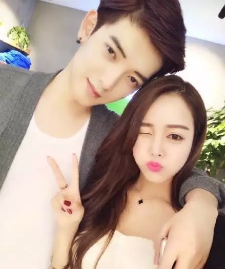 盘点:网红背后的男人们 王思聪、罗志祥为了她们甘当配角