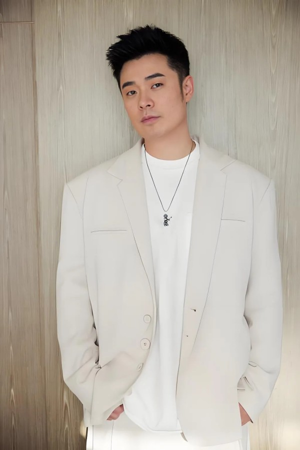 轻舟已过万重山:陈赫的人际关系圈
1.前妻:徐婧,38岁,身高173cm,福建人,毕业于浙江传媒学院,模特、旅游博主。
2.妻子:张子萱,40岁,身高171cm,北京人,毕业于北京联合大学,演员、模特。
3.表舅:陈凯歌,72岁,身高185cm,北京人,毕业于北京电影学院,内地知名导演、监制、制片人、演员。
4.好友:鹿晗,34岁,身高178cm,北京人,毕业于韩国首尔综合艺术大学,歌手、...