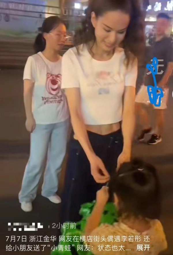 56岁李若彤横店吃路边摊,马甲线超赞像小姑娘,与老20岁富商恋爱