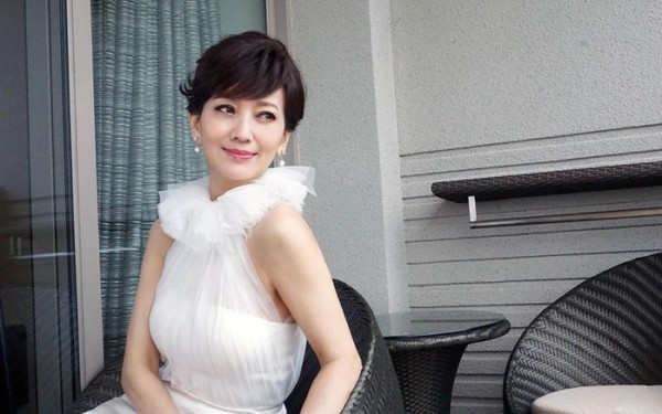 她借刘德华千万却不打欠条!年近六十被向华强宠了三十七年!