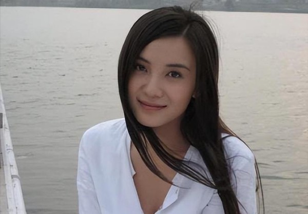 44岁宋佳与导演王伟姐弟恋背后真相曝光,感情走向引热议!