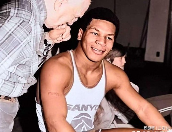 他曾被拳王泰森8秒KO,后来成为一名装潢工,如今仍然被高度关注