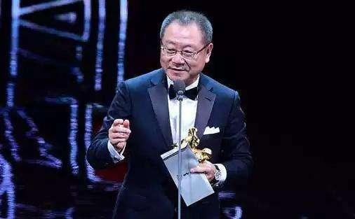 58岁范伟,追妻2年携手30年零绯闻,28岁儿子帅气又低调