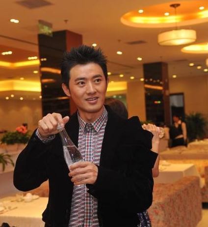 他是娱乐圈的巴菲特,开连锁火锅店还不过瘾,还拉黄晓明成他股东