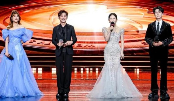 何炅谢娜再次同台主持