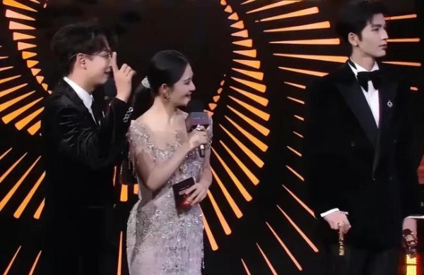 何炅谢娜再次同台主持 青春回忆与主持挑战