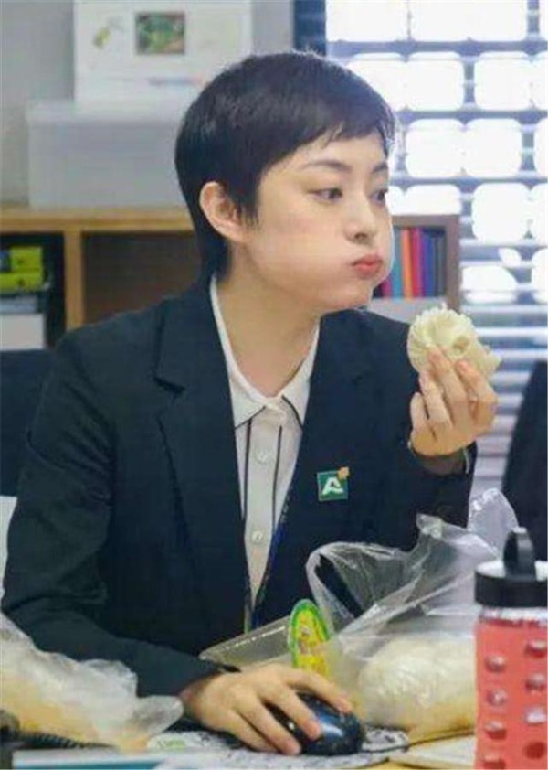 娱乐圈最“节约”的4位明星,谢娜仅排第2,榜首赚的钱全寄