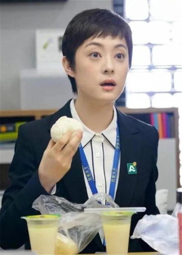 娱乐圈最“节约”的4位明星,谢娜仅排第2,榜首赚的钱全寄