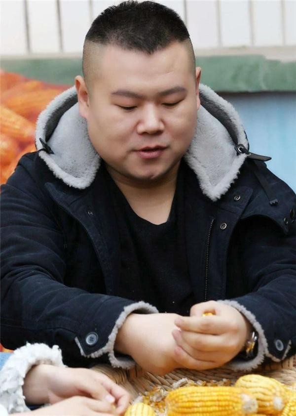 娱乐圈最“节约”的4位明星,谢娜仅排第2,榜首赚的钱全寄