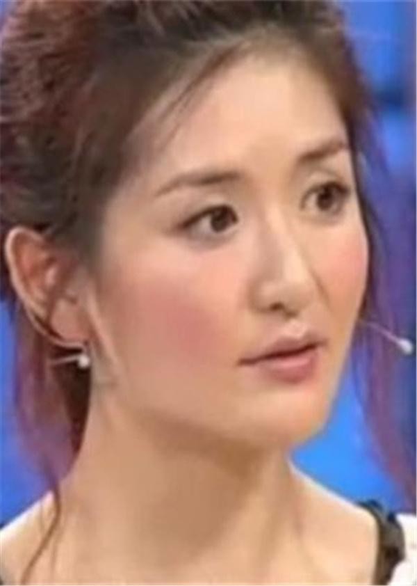 娱乐圈最“节约”的4位明星,谢娜仅排第2,榜首赚的钱全寄