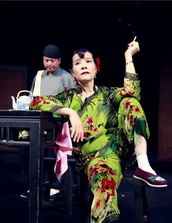 真没想到,65岁梁丹妮“丁克”31年后,小8岁老公让她成人生