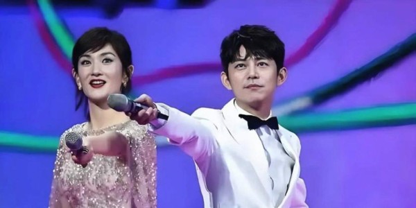 谢娜何炅同时登顶,事业高光引关注,却因一句话引发深层矛盾,两人关系陷入僵局
