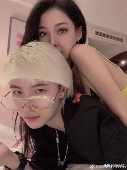 「网红鼻祖」郭美美，在监狱里爱上了「女狱警」？