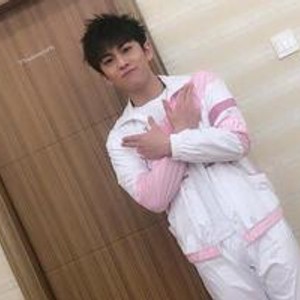 武艺恋情曝光！带女友收拾新房 穿情侣装爱得奔放