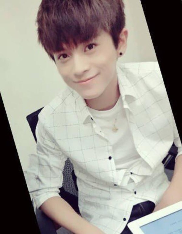 武艺恋情疑似曝光，深夜树林与美女拥吻？网友更关心他和沈月的cp