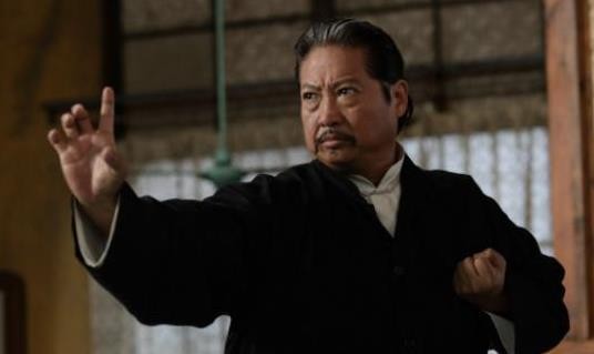 他是一代武打明星，却在事业巅峰皈依佛门，后还俗过安稳生活