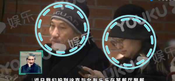 70岁徐克携小30岁女友吃饭,胡子花白老态明显,同框似父女