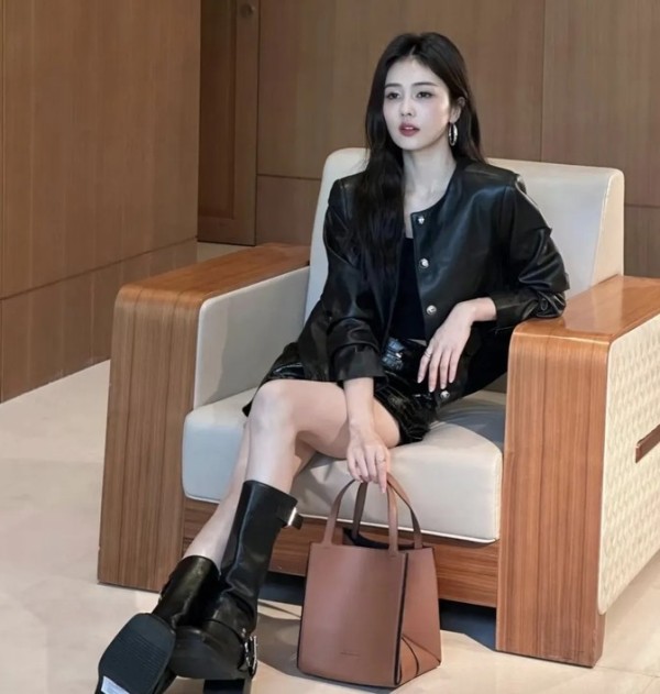 隔壁老王的瓜:白鹿这人圈子里的关系还挺有意思的,咱们来捋一捋。
首先得提的就是于正了,他是编剧,可以说是白鹿的贵人。没有他,白鹿可能还没这么快火起来呢。然后就是她的闺蜜呵呵,也是经纪人,俩人关系特别铁,经常一起出来玩儿。
接下来是张逸杰,演员一枚,和白鹿算是好朋友,两人合作过不少戏,私下里也挺聊得来的。再说到许凯,也是个演员,之前跟白鹿传过绯闻,不过这种事儿谁说得清呢,娱乐圈里的事情本来就是真真假...