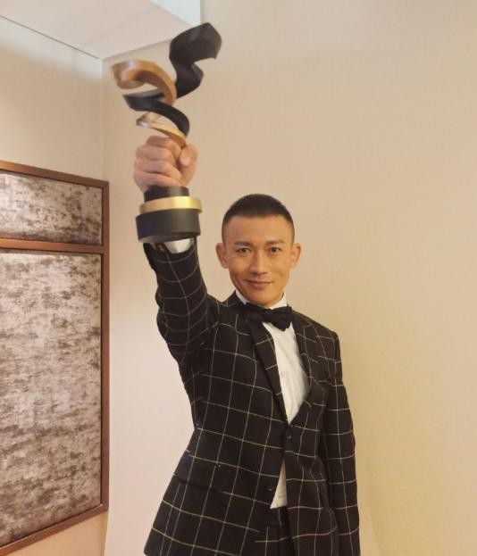 聂远全家福曝光，女儿乖巧可爱像爸爸，妻子保养似少女，养眼！