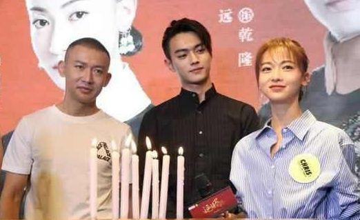 40岁聂远一家近照,二婚老婆比吴谨言美,女儿漂亮像他,有福气