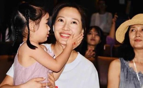 40岁聂远一家近照,二婚老婆比吴谨言美,女儿漂亮像他,有福气