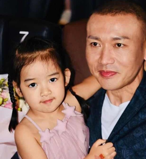 40岁聂远一家近照,二婚老婆比吴谨言美,女儿漂亮像他,有福气