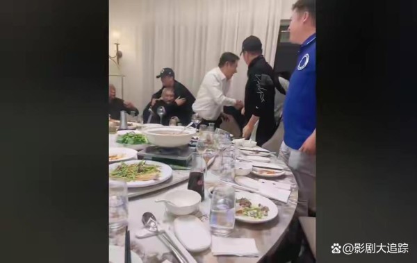 吴京参加圈内聚餐!和手拿雪茄张涵予交谈像极小弟,满桌海鲜显奢华